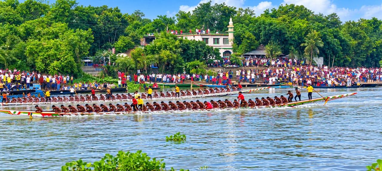 ভাঙ্গুড়ায় প্রভাষক জাফর ইকবাল হিরোক পানশী নৌকাবাইচ উৎসবে লাখো মানুষের ঢল